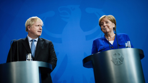 El primer ministro británico, Boris Johnson, y la canciller alemana, Angela Merkel, en la rueda de prensa conjunta tras su reunión en Berlín. EFE/EPA/CLEMENS BILAN