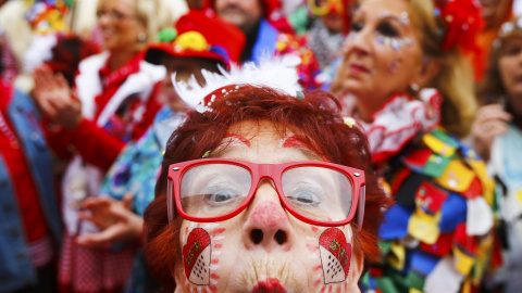 Comienza la temporada de carnaval en Colonia, Alemania. En muchas partes de Alemania, a las 11:11 am el 11 de noviembre, las personas marcan el inicio oficial de carnaval. REUTERS / Wolfgang Rattay