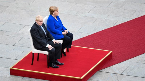 21/08/2019.- La canciller alemana, Angela Merkel, recibe al primer ministro británico, Boris Johnson, en Berlín. EFE/EPA/Filip Singer