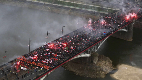 Un manifestación en Varsovia, Polonia. Los grupos nacionalistas que creen que los valores tradicionales polacos están bajo amenaza marchan cada año para conmemorar el aniversario de la independencia del país. REUTERS / Adam Stepien / Agencj