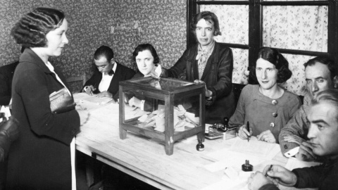 Una mujer votando por primera vez en las elecciones generales de 1933 en Sarriá (Barcelona).