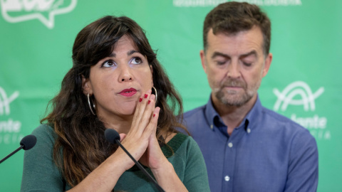 La coordinadora de Podemos, Teresa Rodríguez, junto al coordinador andaluz de IU, Antonio Maíllo, durante la comparecencia informativa en la sede de la coalición Adelante Andalucía en Sevilla, la primera tras analizar los resultados elector