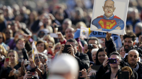 Enseñan al Papa Francisco una pintura que le representa como Superman en la Plaza de San Pedro en el Vaticano, 11 de noviembre de 2015. REUTERS / Max Rossi