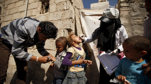 Médicos realizan una campaña de vacunas para niños en Saná, Yemen, en la que van de casa en casa vacunando a los niños para acabar con la polio. REUTERS/Khaled Abdullah