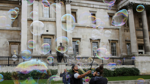 Artistas callejeros hacen pompas de jabón enfrente del National Portrait Gallery de Londres, Reino Unido 11 de noviembre de 2015. REUTERS / Stefan Wermuth