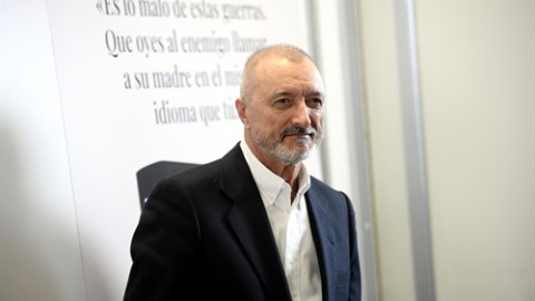 El escritor Arturo Pérez-Reverte durante la presentación de su libro 'Línea de fuego' en el Hotel Westin Palace, en Madrid, a 6 de octubre de 2020.