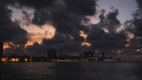 Fotografía del atardecer en el malecón de La Habana (Cuba). EFE/Alejandro Ernesto