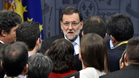 El presidente del Gobierno, Mariano Rajoy, conversa con los periodistas durante la rueda de prensa posterior al Consejo de Ministros que ha aprobado impugnar ante el Tribunal Constitucional la resolución secesionista del Parlamento de Catal