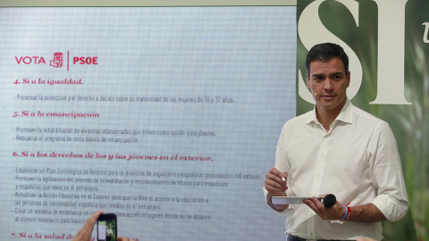 El secretario general del PSOE, Pedro Sánchez, durante el acto electoral con las Juventudes Socialistas, en el Centro Cultural Tomás y Valiente, en la localidad madrileña de Fuenlabrada. EFE/Zipi