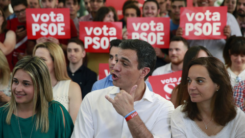 El secretario general del PSOE, Pedro Sánchez, durante el acto electoral con las Juventudes Socialistas, en el Centro Cultural Tomás y Valiente, en la localidad madrileña de Fuenlabrada. EFE/Zipi