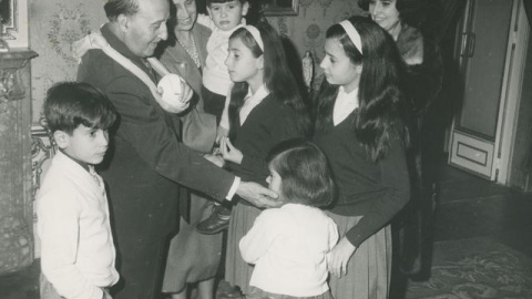 Franco, junto a su mujer, rodeado de sus nietos. / Memoriagrafica.