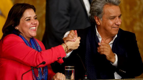 El presidente de Ecuador, Lenín Moreno, junto al vicepresidenta Maria Alejandra Vicuña (i), celebra los resultados mientras ofrece un discurso desde el palacio presidencial de Carondelet. | JOSÉ JÁCOME (EFE)