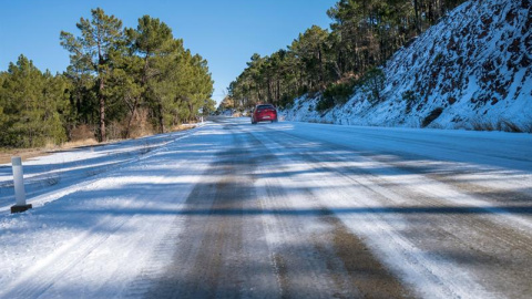 Carretera A-1513 helada en el municipio de Bezas, Teruel. / EFE