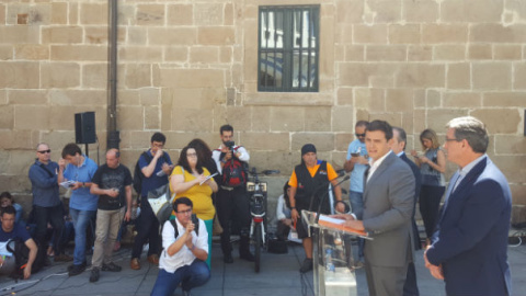 Albert Rivera, durante el breve mitin callejero que ha ofrecido en Avilés (Asturias). PÚBLICO