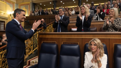 Pedro Sánchez y Yolanda Díaz aplauden durante la primera sesión del debate de investidura de Pedro Sánchez como presidente de Gobierno, en el Congreso de los Diputados, a 15 de noviembre de 2023, en Madrid (España). Eduardo Parra / Europa P