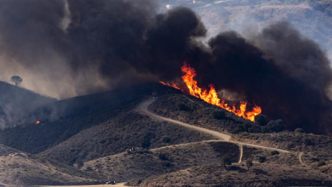 Imagen del incendio forestal declarado en un paraje de Mijas (Málaga), a 12 de noviembre de 2023.- Daniel Pérez / EFE