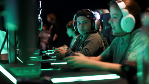 Imagen de jugadores usando Xbox One en Londres. REUTERS