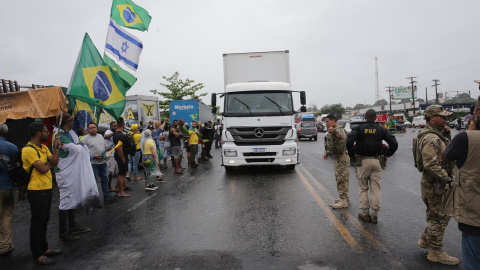 Grupos de camioneros bloquean las carreteras de Río de Janeiro para exigir un golpe militar contra la elección de Lula da Silva, a 1 de noviembre de 2022.