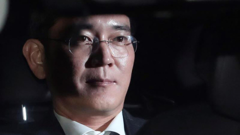 Fotografía de archivo tomada el 16 de febrero de 2017 que muestra al herdero y líder de facto de Samsung, Lee Jae-yong, un día antes de entrar en prisión, en la que ha permanecido un año. | EFE