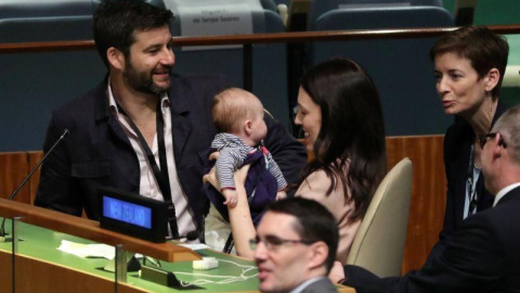 La primera ministra de Nueva Zelanda, Jacinda Ardern, sosteniendo a su bebé. - CARLO ALLEGRI (REUTERS)