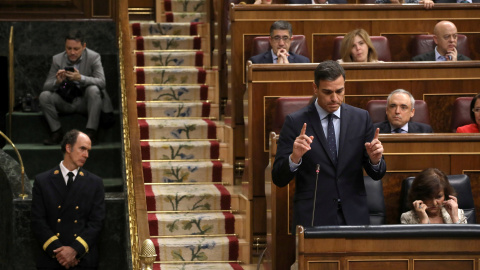 El presidente del Gobierno, Pedro Sanchez, responde a un pregunta de la oposición en una sesión de control al Gobierno en el Congreso de los Diputados. REUTERS/Susana Vera