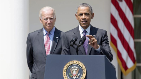 El presidente de EEUU, Barack Obama, junto al vicepresidente del país, Joe Biden, en la rueda de prensa en la que ha anunciado la reapertura de la embajada estadounidense en Cuba. - EFE