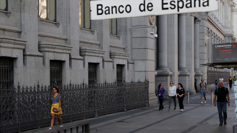 Fachada del Banco de España, y el letrero de la entrada de Metro junto al edificio. EFE/Chema Moya