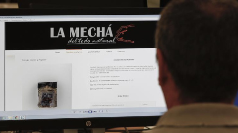 Un usuario navega, este jueves, por la página web de Magrudis, que comercializa la carne mechada "La Mechá" causante de un brote de listeriosis. A pesar de que la Junta ha ordenado la paralización de la actividad y la retirada de todos sus 