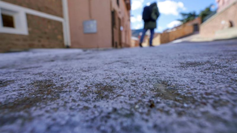 Hielo en las calles de Bezas, en Teruel, que ha impedido que decenas de escolares hayan podido llegar a clase. / EFE