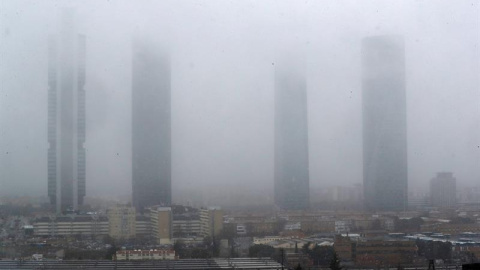 Vista del parque empresarial Cuatro Torres Business Area, situado en el Paseo de la Castellana, Madrid, afectada por el temporal que azota a la península. / EFE