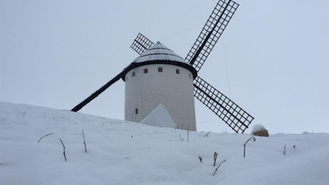 Molinos de viento cubiertos de nieve en Campo de Criptana, Ciudad Real. / Twitter