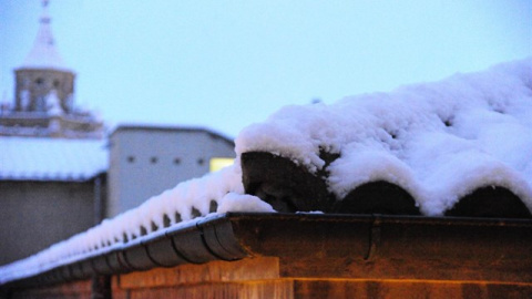 El hielo y la nieve cubren el edificio del Ayuntamiento de Teruel. / Europa Press