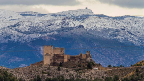 Vista de Sierra Espuña, situada en el municipio de Pliego, Murcia, decorada con una blanca nevada. / EFE