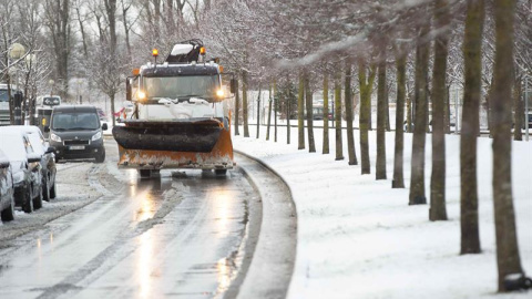 Una quitanieves en una calle del sur de Vitoria, donde ha nevado durante la noche. / EFE