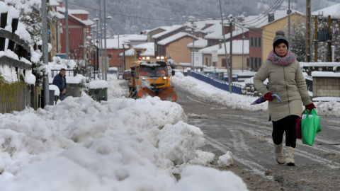 Una mujer camina por la carretera en Felechosa, Asturias. / Reuters