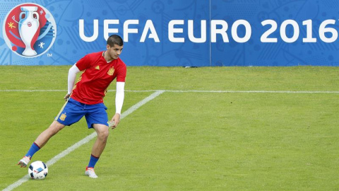 El delantero de la selección española Álvaro Morata durante el entrenamiento de ayer en el Estadio Jacques Chaban-Delmas de Burdeos. /EFE