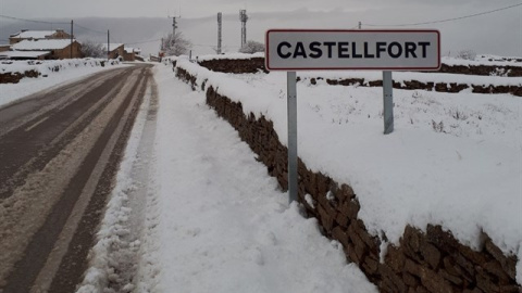 Entrada nevada al pueblo Castellfort, en Castellón. / Europa Press