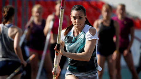 La saltadora rusa Yelena Isinbayeva descartó ayer participar en los Juegos bajo la bandera del COI. /REUTERS