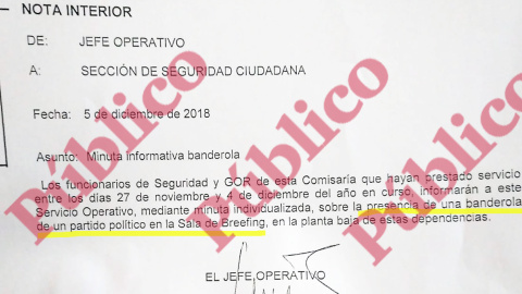 Minuta informativa banderola de VOX en comisaria de Villa de Vallecas.