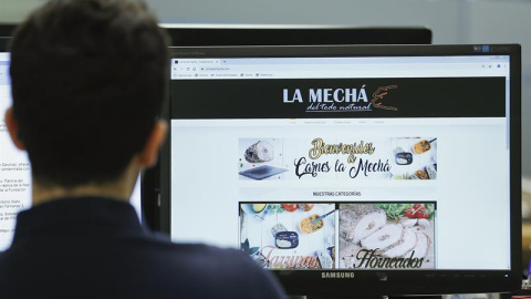 Un usuario navega, este jueves, por la página web de Magrudis, que comercializa la carne mechada "La Mechá" causante de un brote de listeriosis. A pesar de que la Junta ha ordenado la paralización de la actividad y la retirada de todos sus 