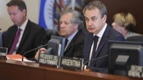 El expresidente del Gobierno español, José Luis Rodríguez Zapatero (d) y el secretario general de la OEA, Luis Almagro, durante una sesión extraordinaria realizada en el consejo permanente de la OEA en Washington (Estados Unidos) hoy, marte