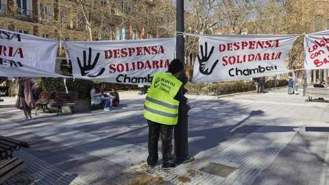 Una persona de la Despensa Solidaria de Chamberí durante la concentración y reparto de alimentos a familias vulnerables en la Plaza de Chamberí