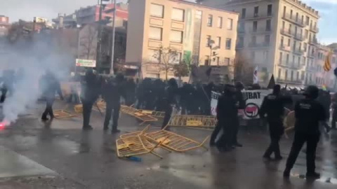 Los Mossos han cargado contra los CDR cuando trataban de impedir un acto de Vox en la Plaza 1 de Octubre.