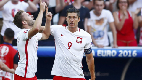 Robert Lewandowski celebra el gol de Jakub Blaszczykowski contra Ucrania. /REUTERS