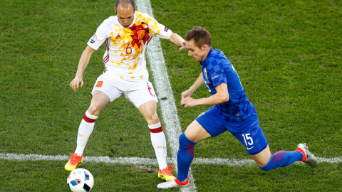 Iniesta y Rog, en un momento del partido. REUTERS/Regis Duvigna