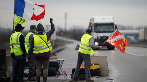 Miembros del movimiento de los chalecos amarillos, el símbolo de una protesta de los conductores franceses contra los altos precios del combustible diesel, ocupan una rotonda en Roppenheim, Francia. REUTERS / Vincent Kessler