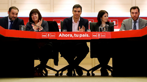 El secretario general del PSOE, Pedro Sánchez, junto a la presidenta, Cristina Narbona (2i); la vicesecretaria general, Adriana Lastra (2d); el secretario de Organización, José Luis Ábalos (i), y el portavoz, Óscar Puente (d), durante la re