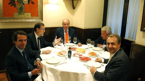 Imagen facilitada por Presidencia del Gobierno, del Rey Juan Carlos (c) acompañado por el Presidente del Gobierno, Mariano Rajoy (2i) y los expresidentes José María Aznar (i), Felipe González (2d) y José Luis Rodriguez Zapatero, durante una