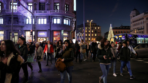 Gente caminando por el centro de Madrid. REUTERS/Susana Vera