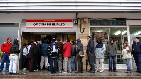 Cola de personas ante una oficina de Empleo en Madrid.